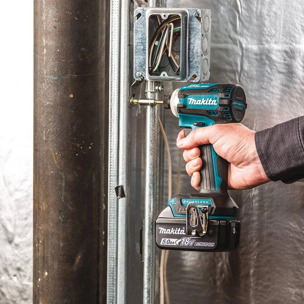 Makita 18V LXT Lithium-ion Brushless 2-pc Combo Kit 5.0Ah with bonus 18V LXT Recipro Saw and 18V LXT Multi-Tool 5 Makita 18V LXT Lithium-ion Brushless 2-pc Combo Kit 5.0Ah with bonus 18V LXT Recipro Saw and 18V LXT Multi-Tool - Image 3